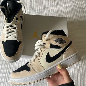 JORDAN 1 MID “BARELY ORAGE” (W)
